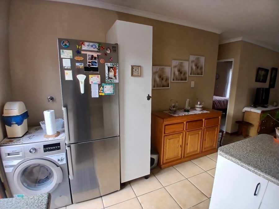 To Let 2 Bedroom Property for Rent in Guldenland Western Cape